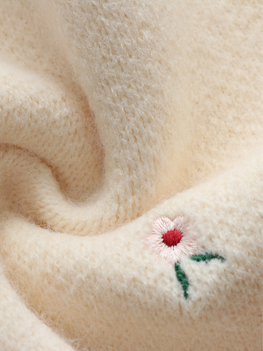 Calistally | Beige Wide V-neck Daisy Embroidered Knit Sweater
